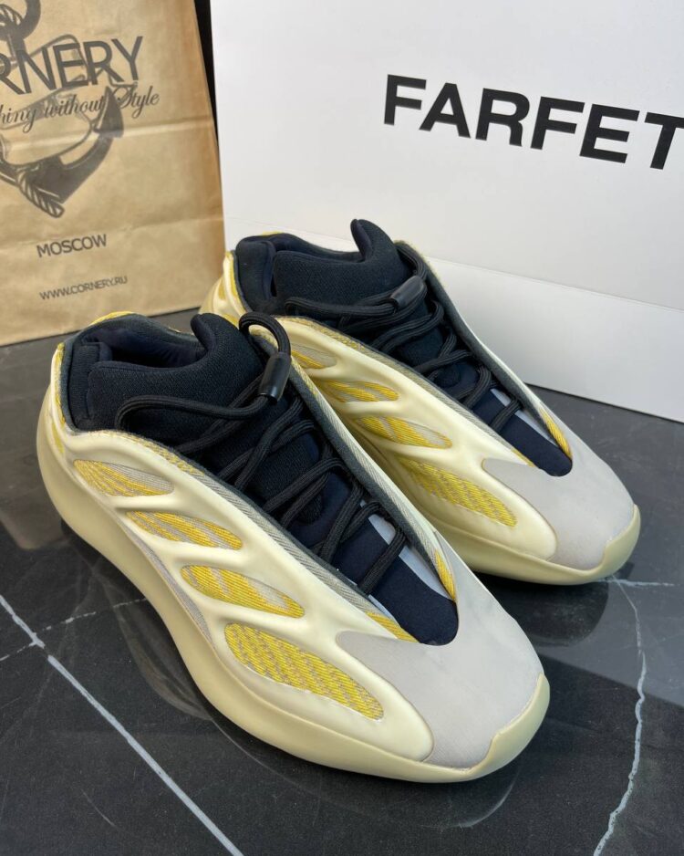 Yeezy 700 V3 Safflower — фото 1