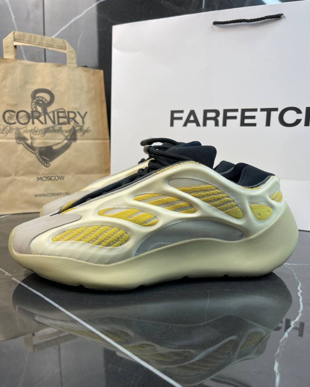 Yeezy 700 V3 Safflower — изображение 4