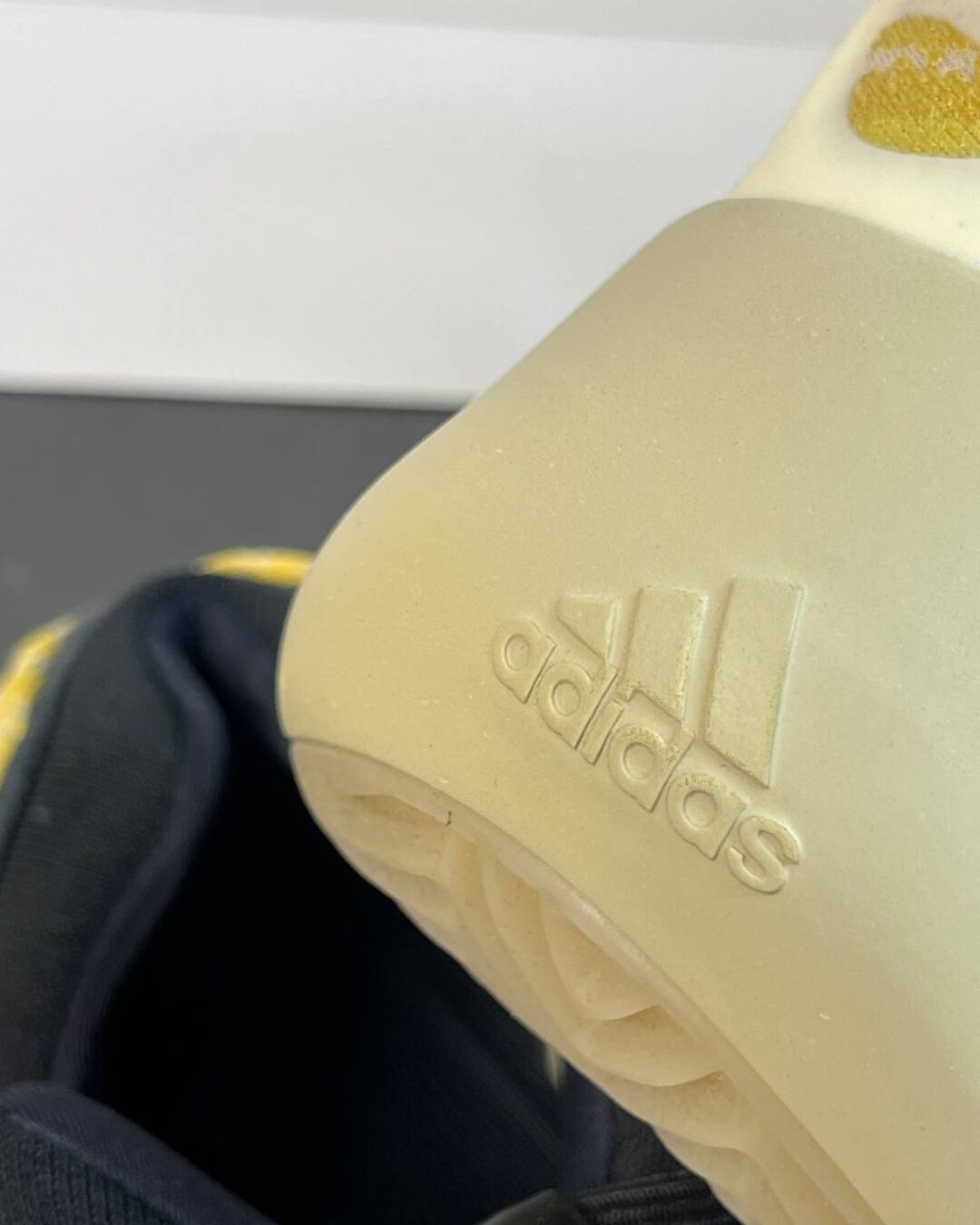 Yeezy 700 V3 Safflower — изображение 6