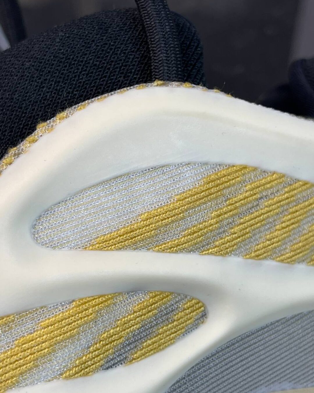 Yeezy 700 V3 Safflower — изображение 7