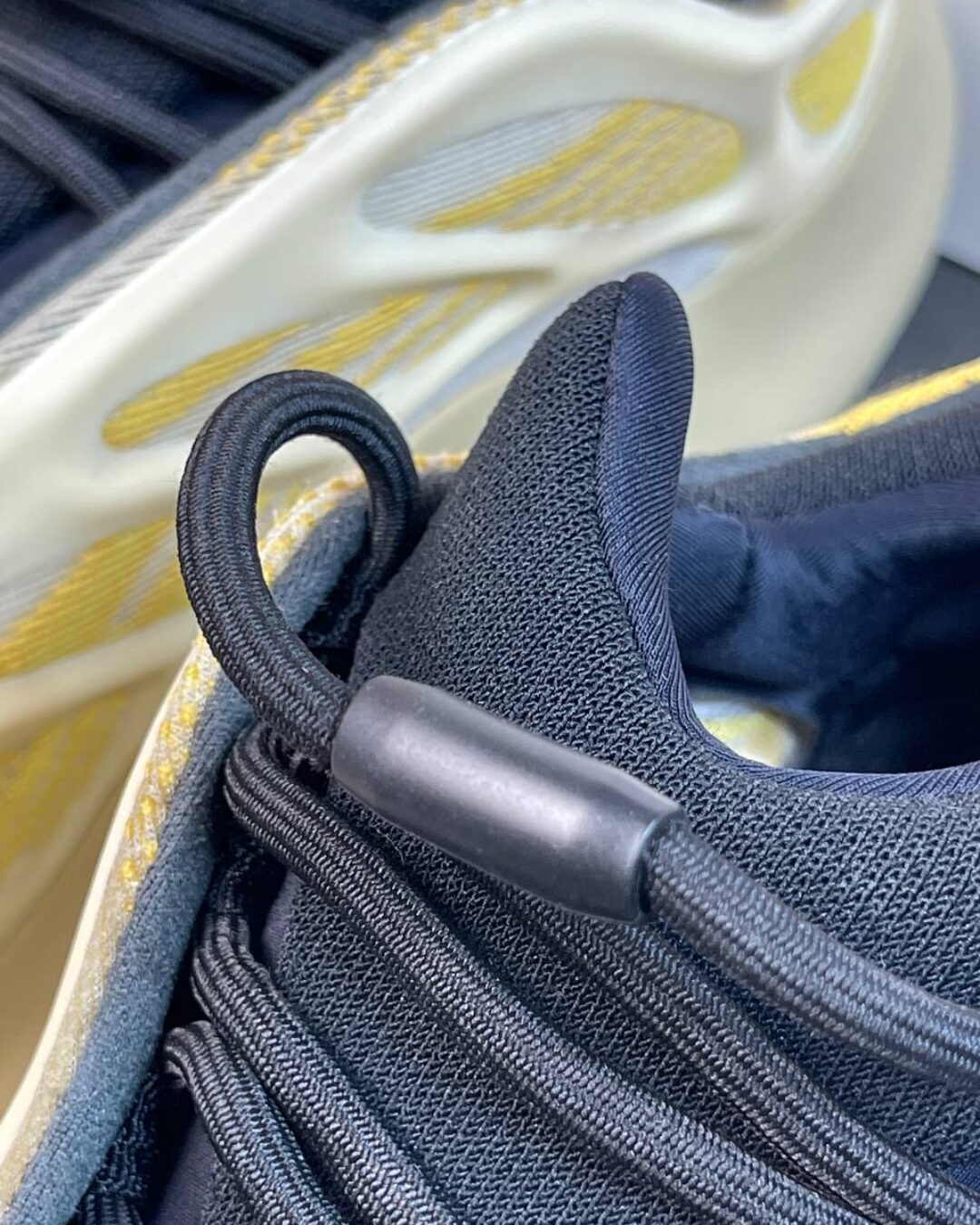 Yeezy 700 V3 Safflower — изображение 8