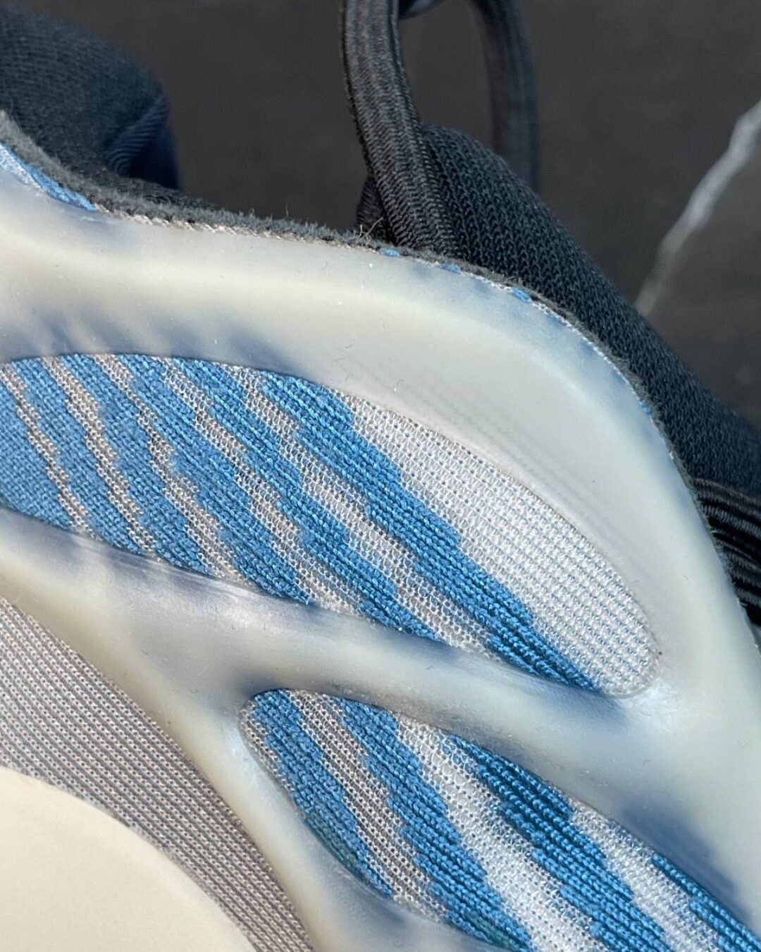 Yeezy 700 V3 Kyanite (дисконт) — изображение 4