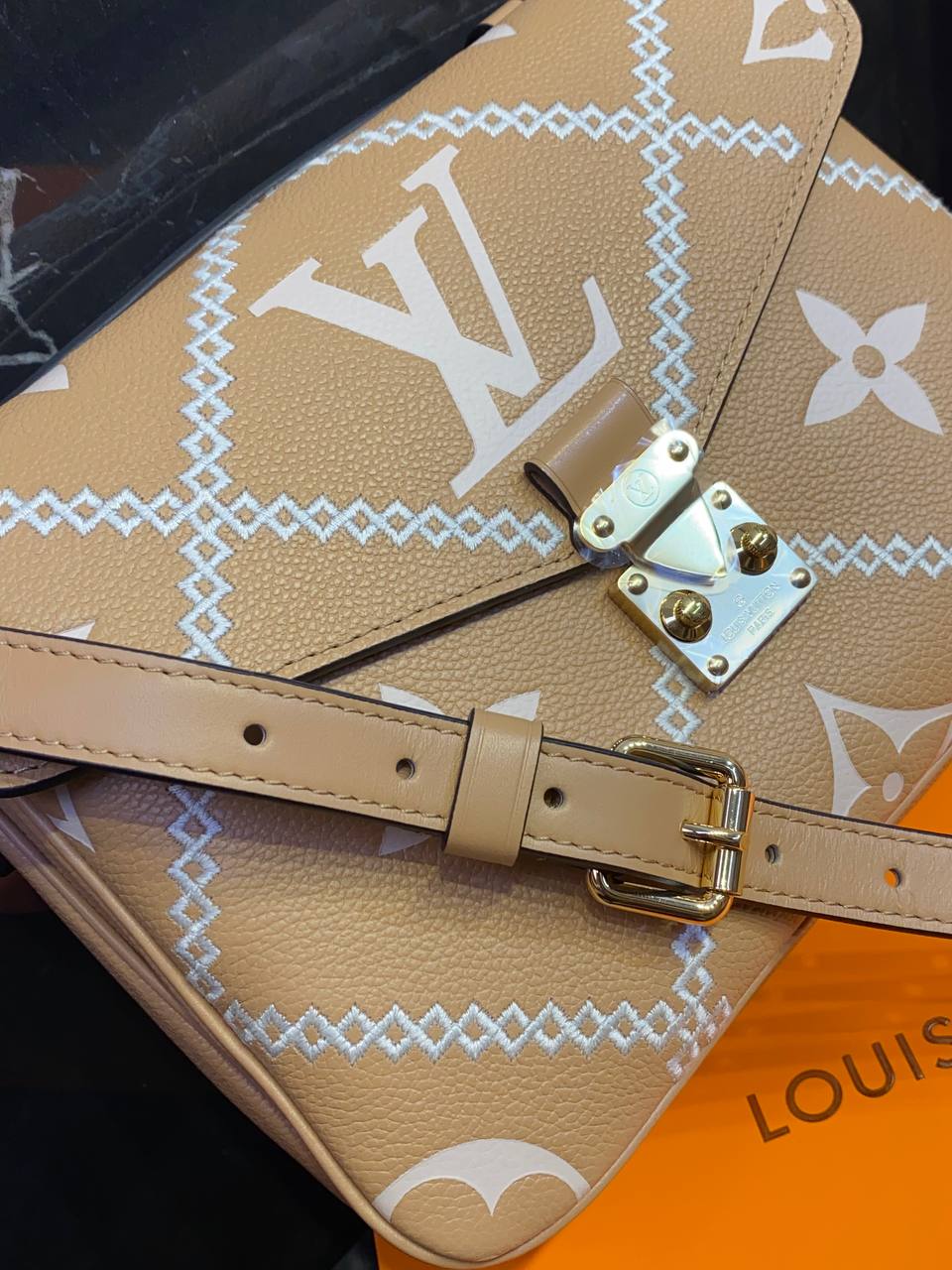 Сумка Louis Vuitton Pochette Metis — фото 4