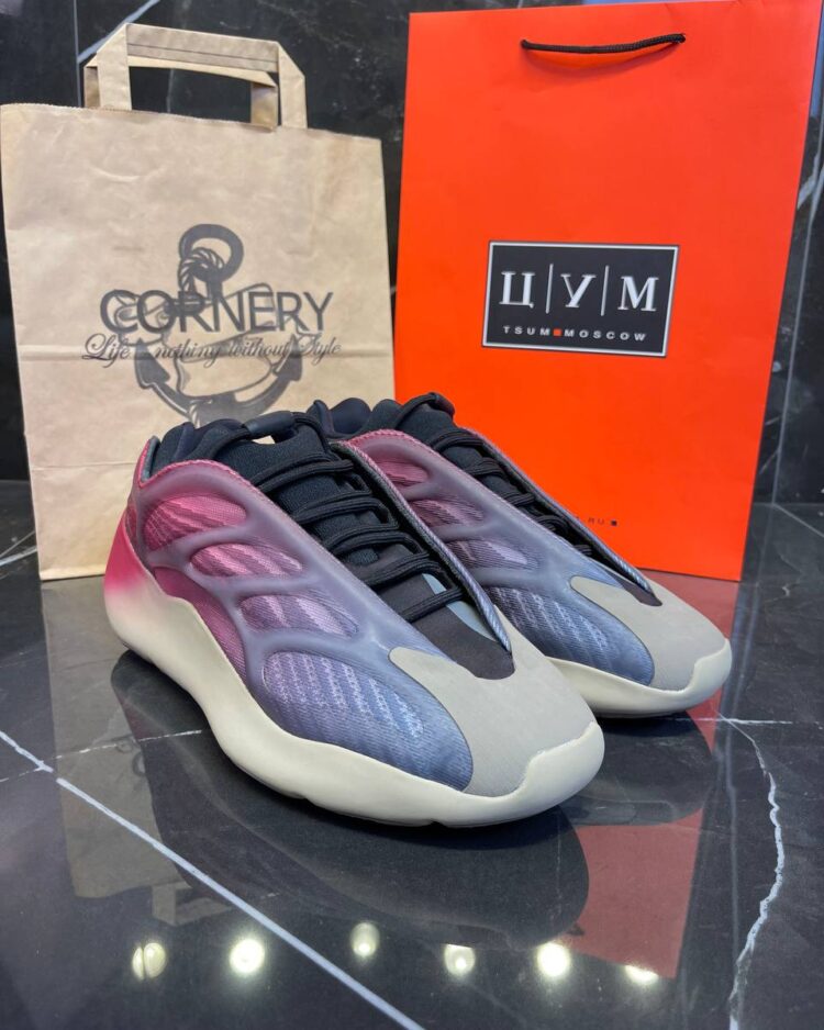 Yeezy 700 V3 Fade Carbon — фото 1