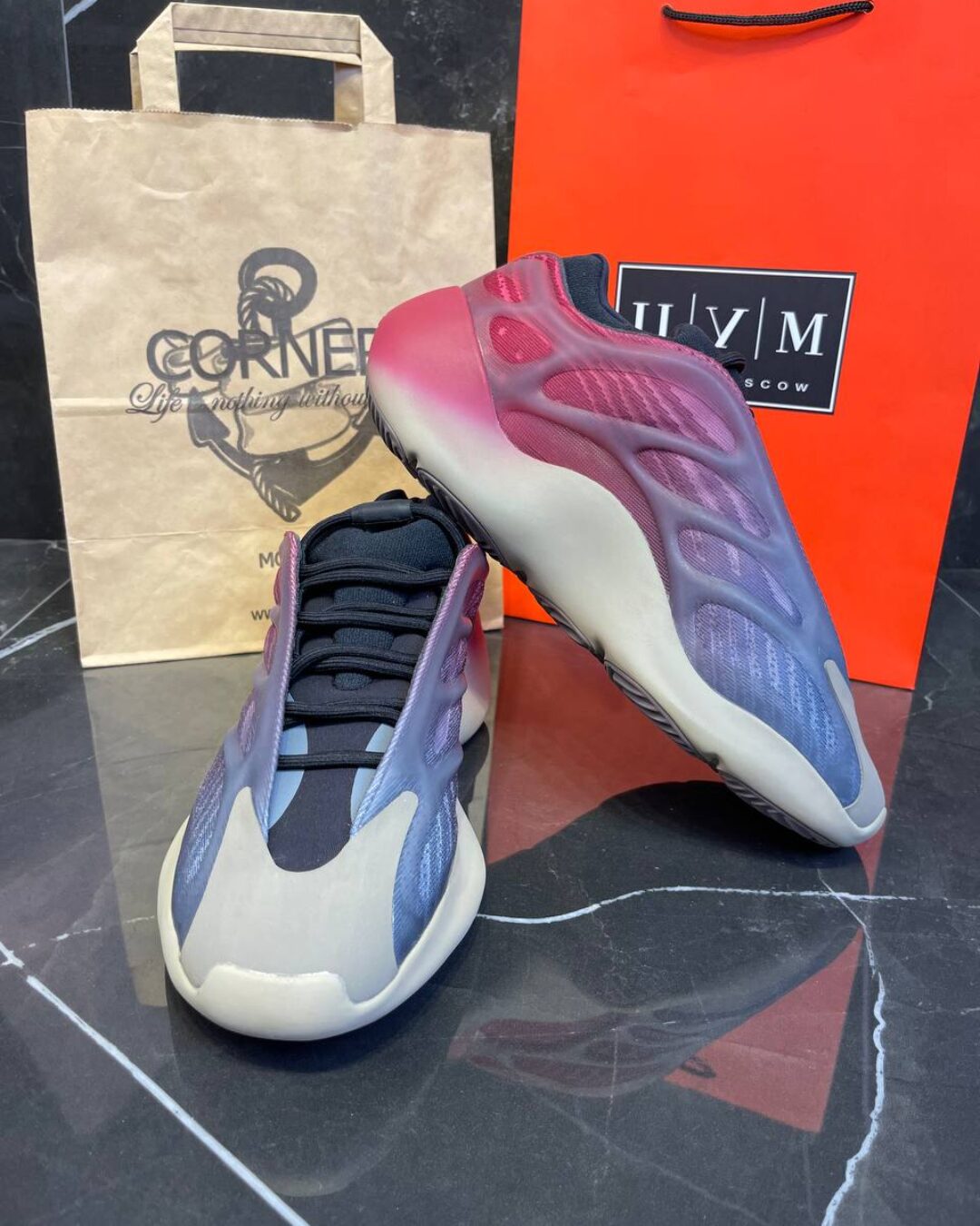 Yeezy 700 V3 Fade Carbon — изображение 2
