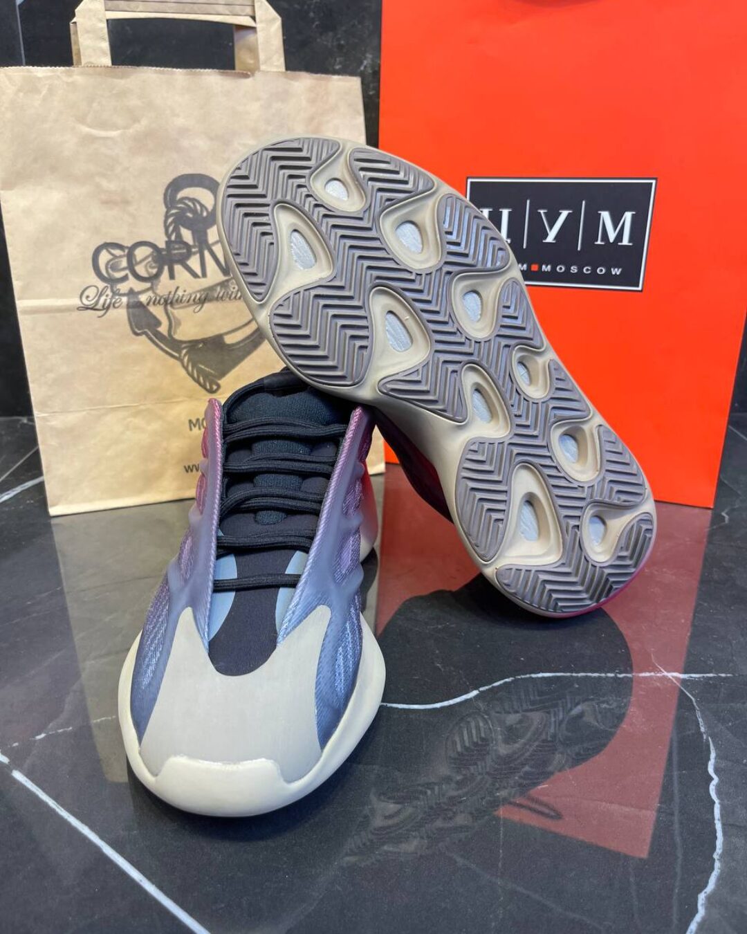 Yeezy 700 V3 Fade Carbon — изображение 4