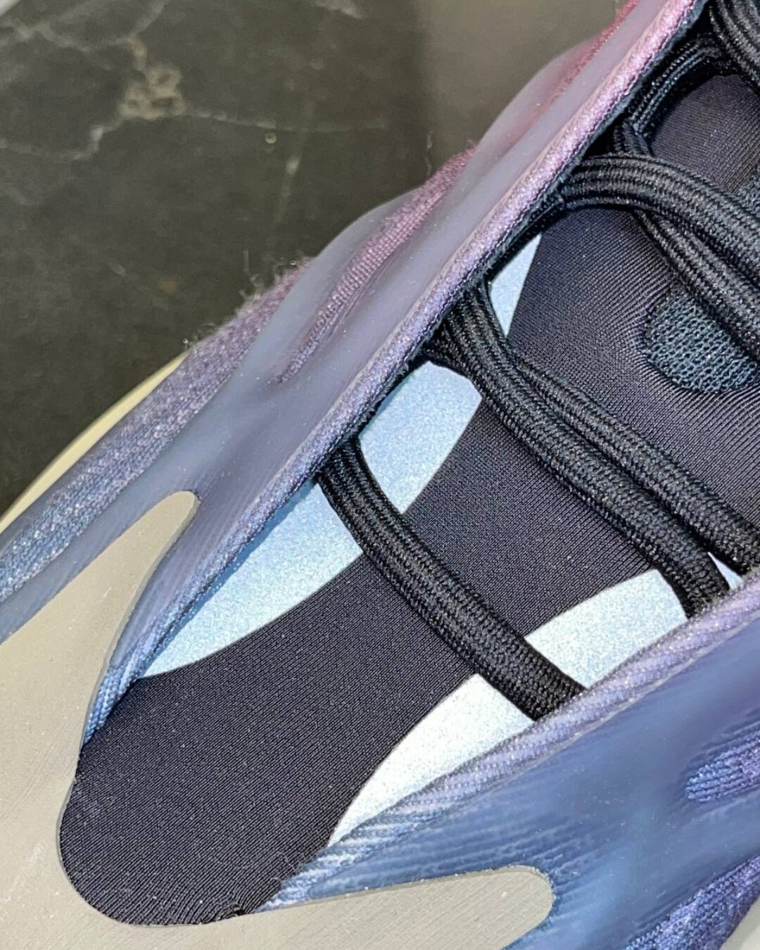 Yeezy 700 V3 Fade Carbon — изображение 6