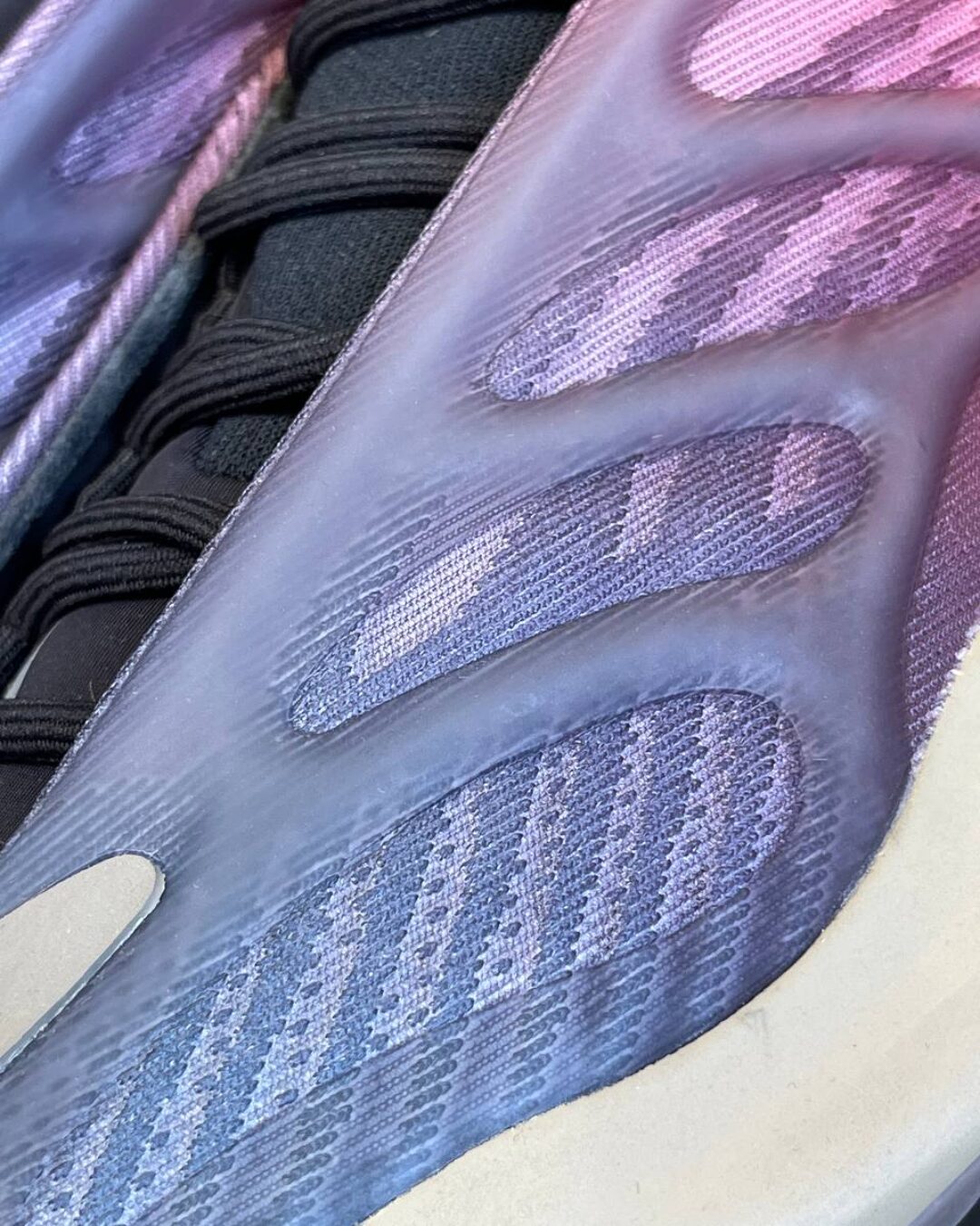 Yeezy 700 V3 Fade Carbon — изображение 5