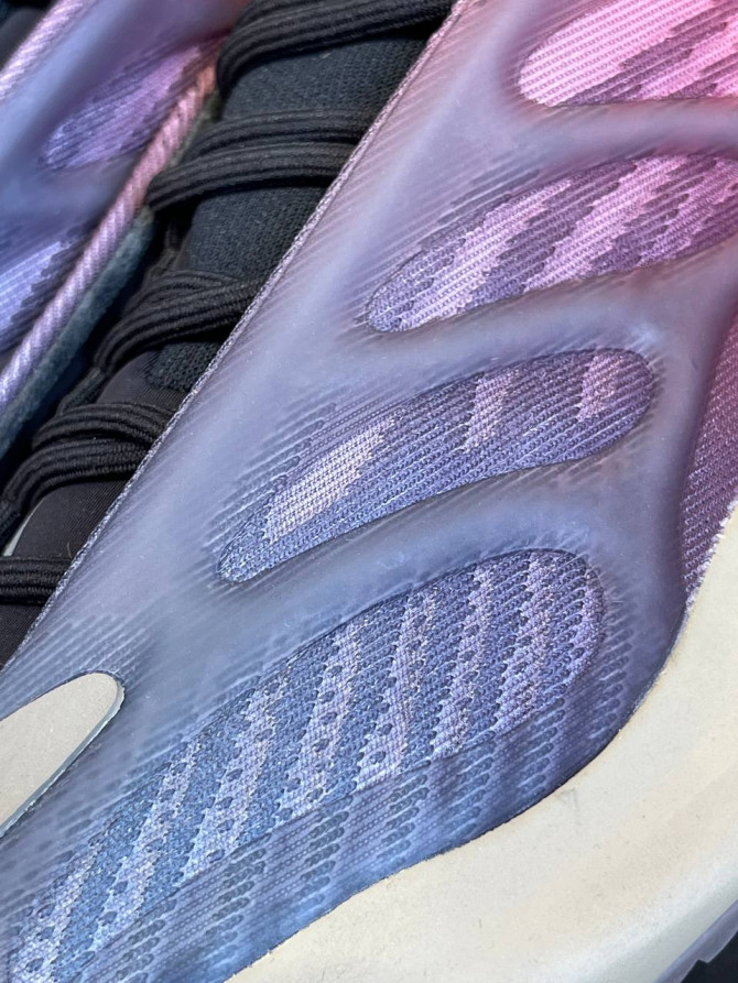 Yeezy 700 V3 Fade Carbon — изображение 5