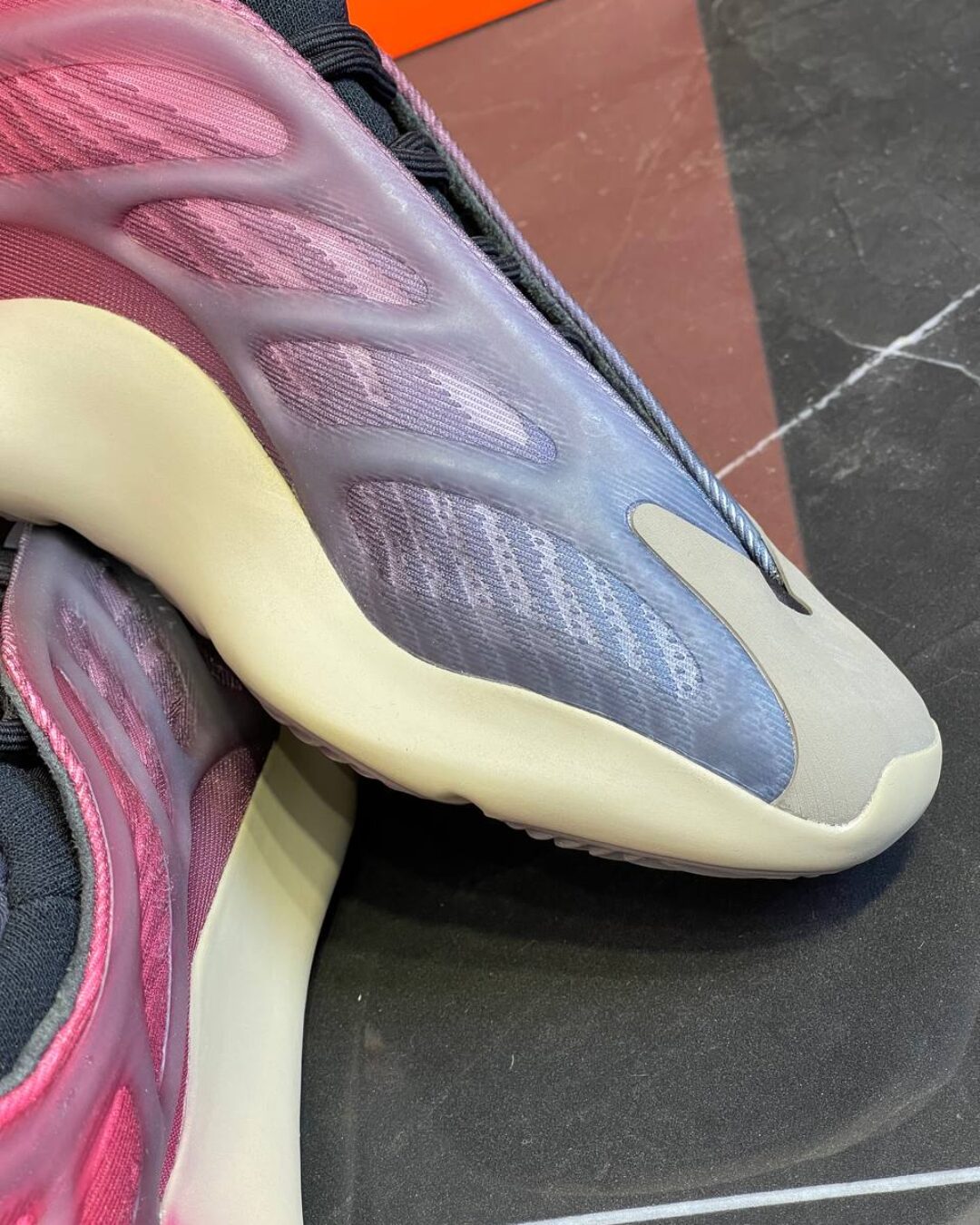 Yeezy 700 V3 Fade Carbon — изображение 9