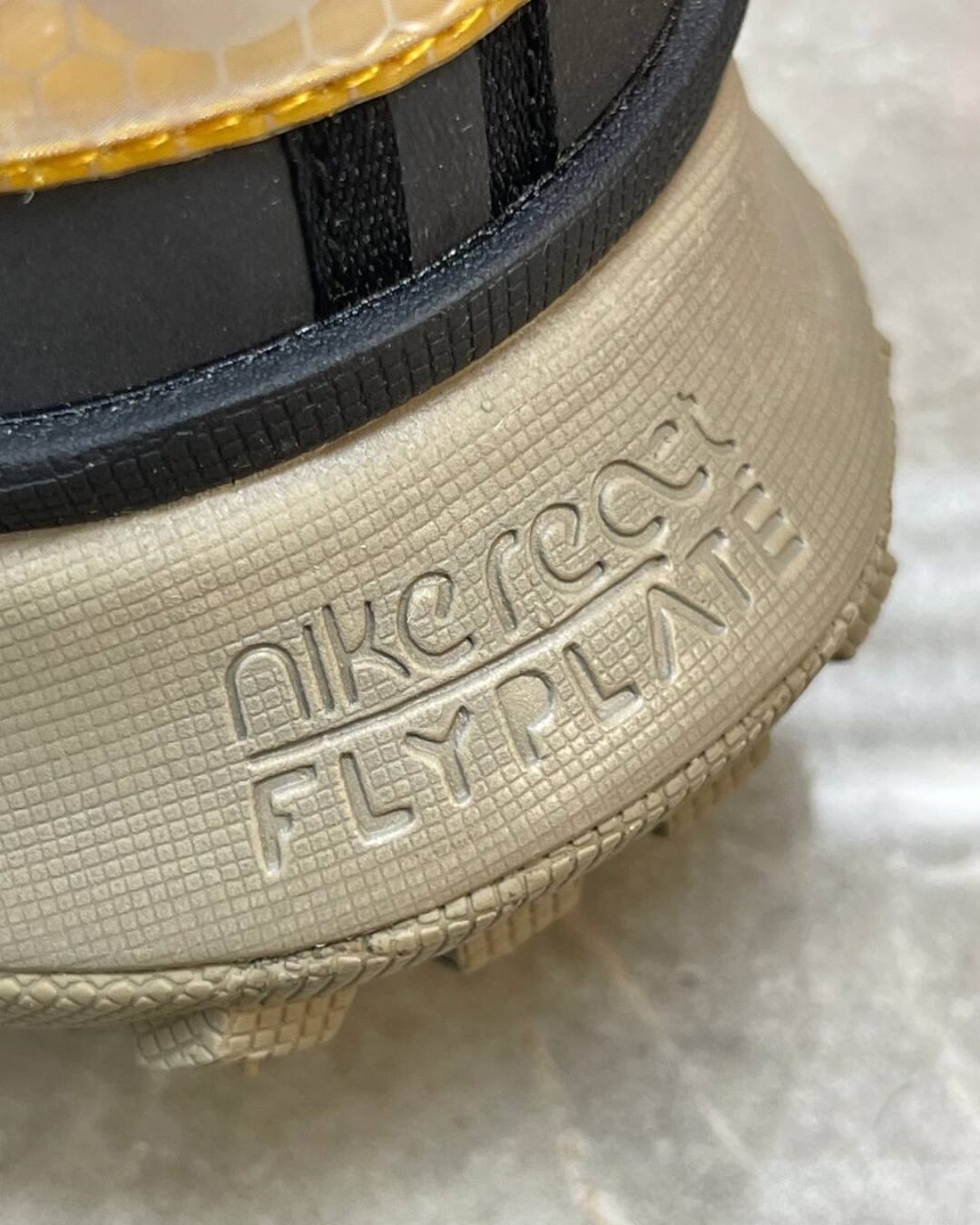 Кроссовки Nike ACG Mountain Fly Low Fossil Stone Black — изображение 4