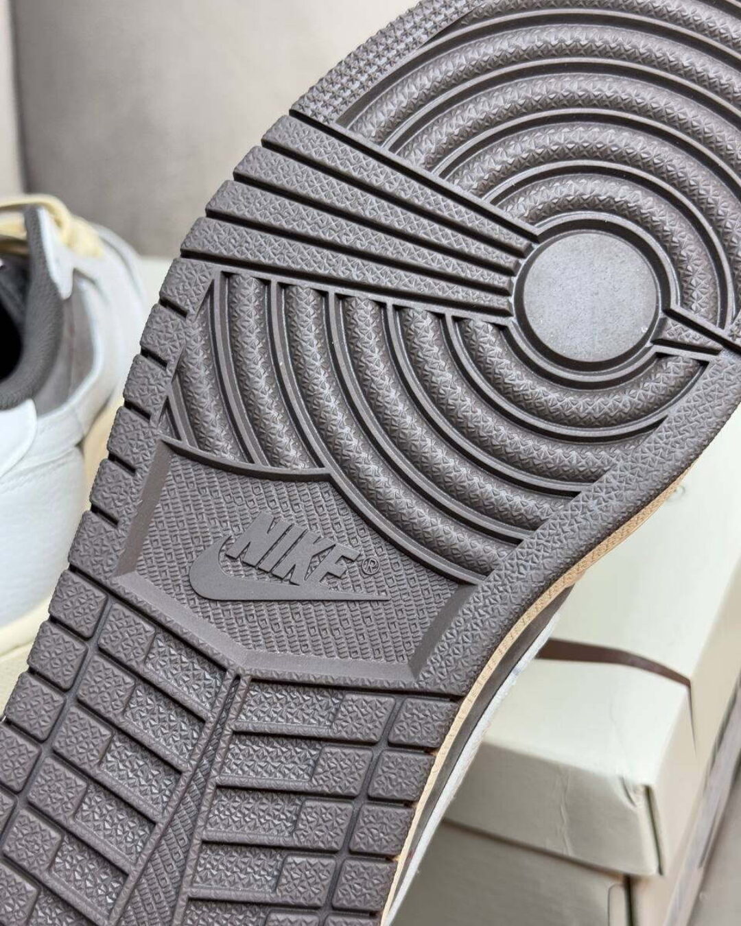 Кеды Travis Scott x Air Jordan 1 Low OG Reverse Mocha S — изображение 4