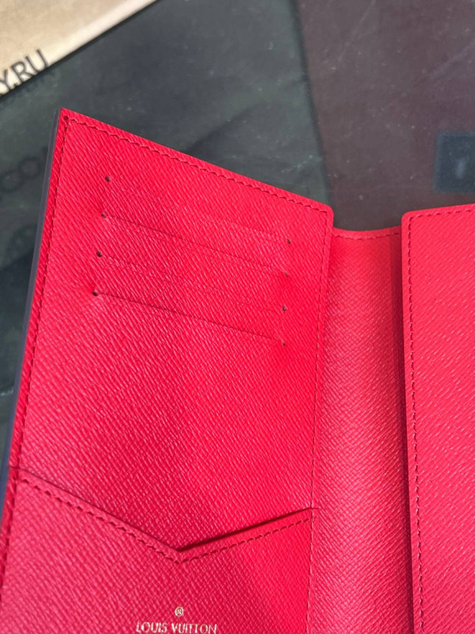 Обложка для паспорта Louis Vuitton — изображение 3