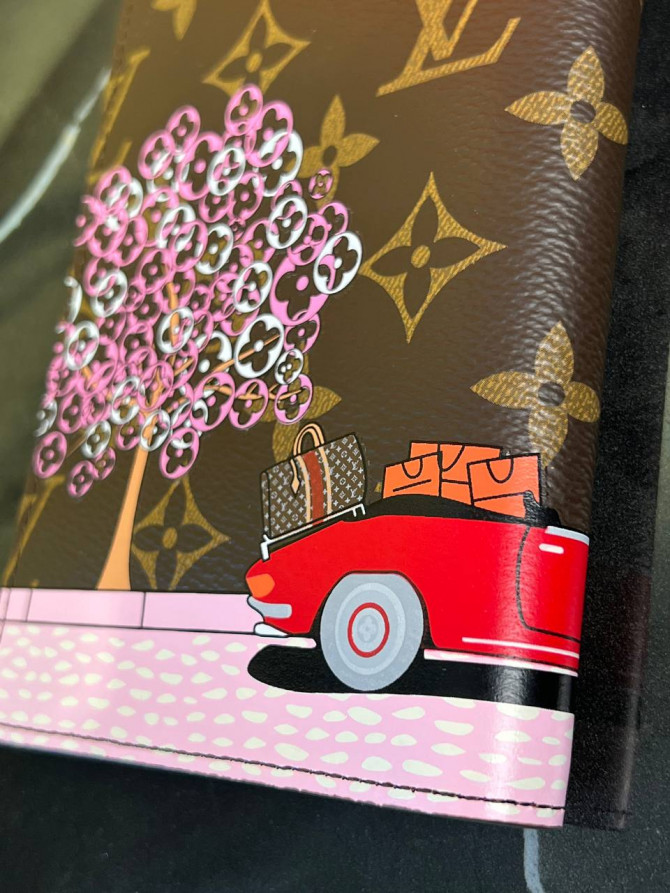 Обложка для паспорта Louis Vuitton — изображение 8