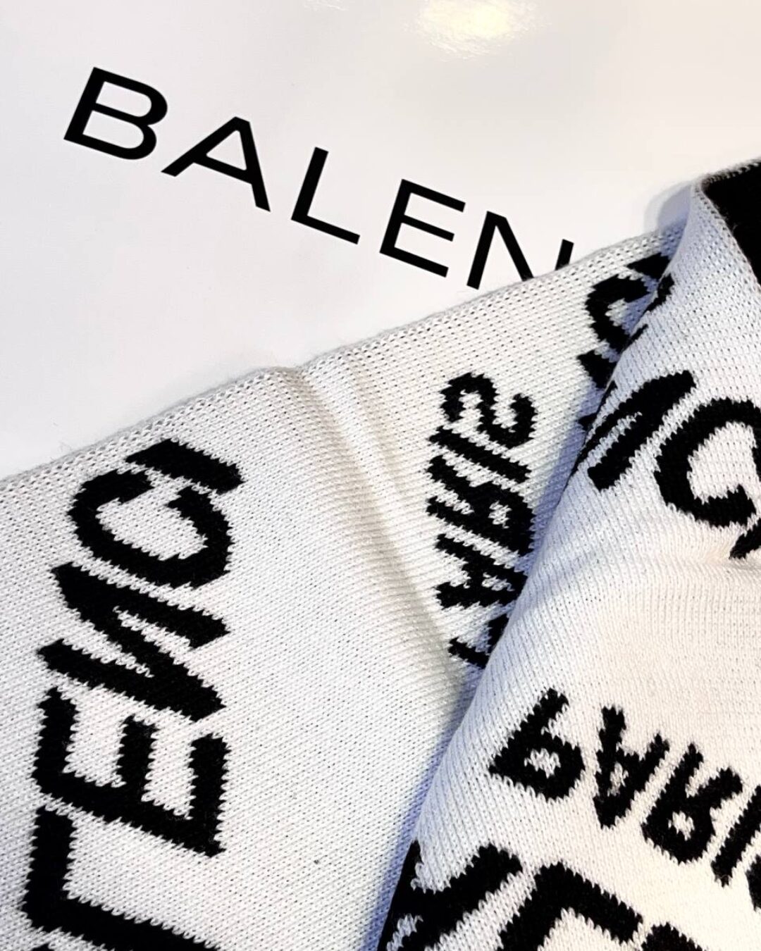 Шарф Balenciaga — изображение 9