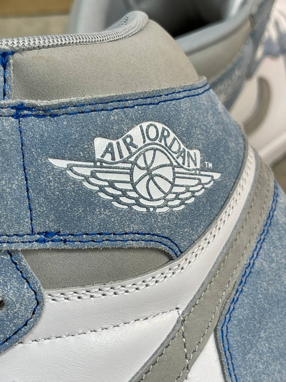 Кроссовки Jordan 1 Retro High Hyper Royal Smoke Grey — фото 6