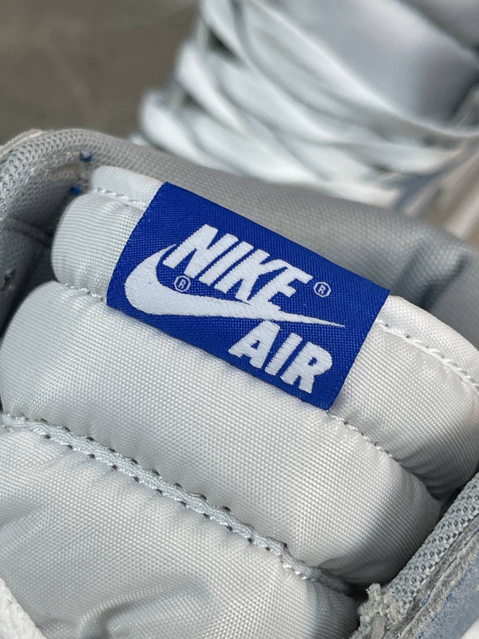 Кроссовки Jordan 1 Retro High Hyper Royal Smoke Grey — фото 7