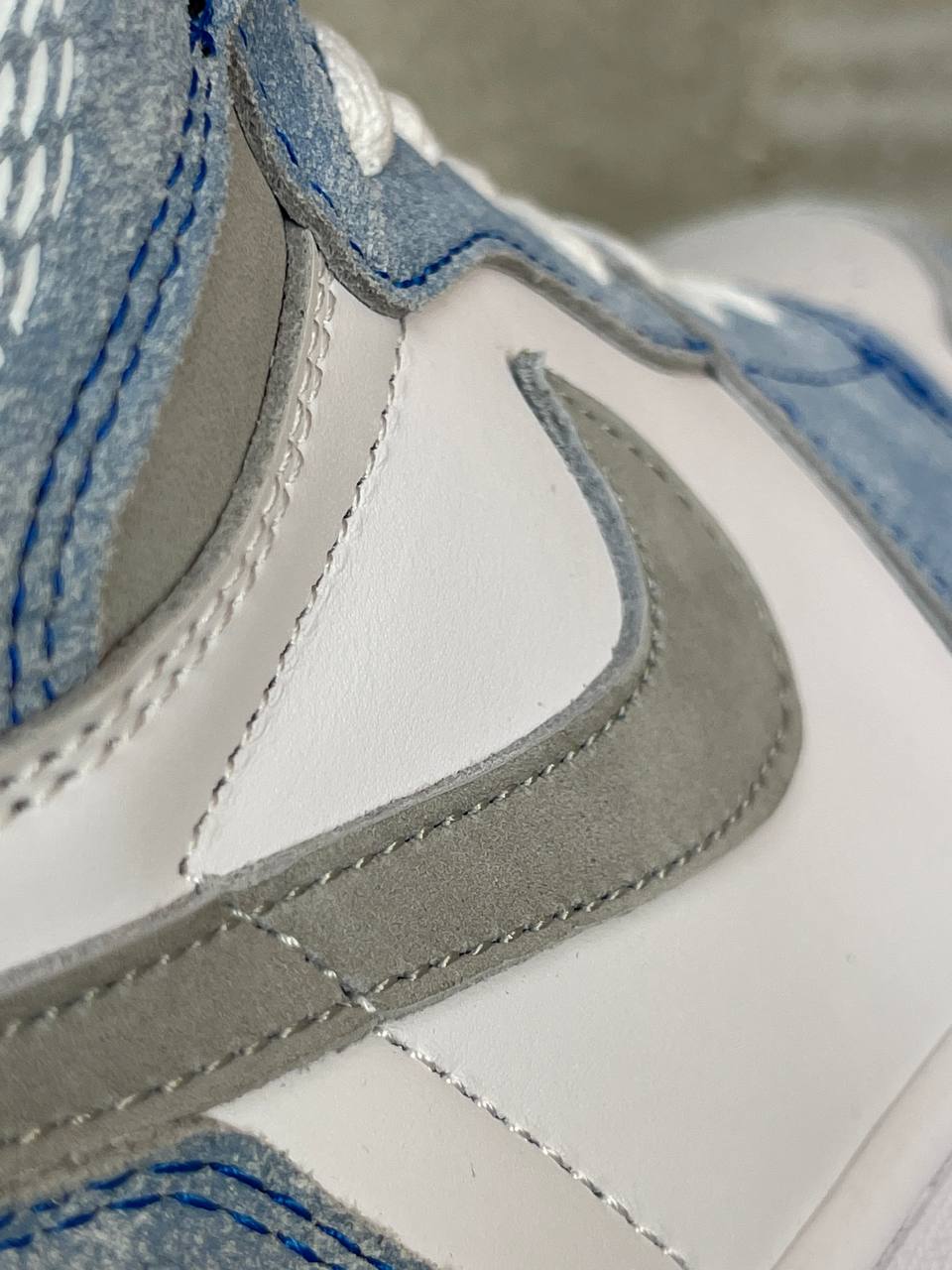 Кроссовки Jordan 1 Retro High Hyper Royal Smoke Grey — фото 9