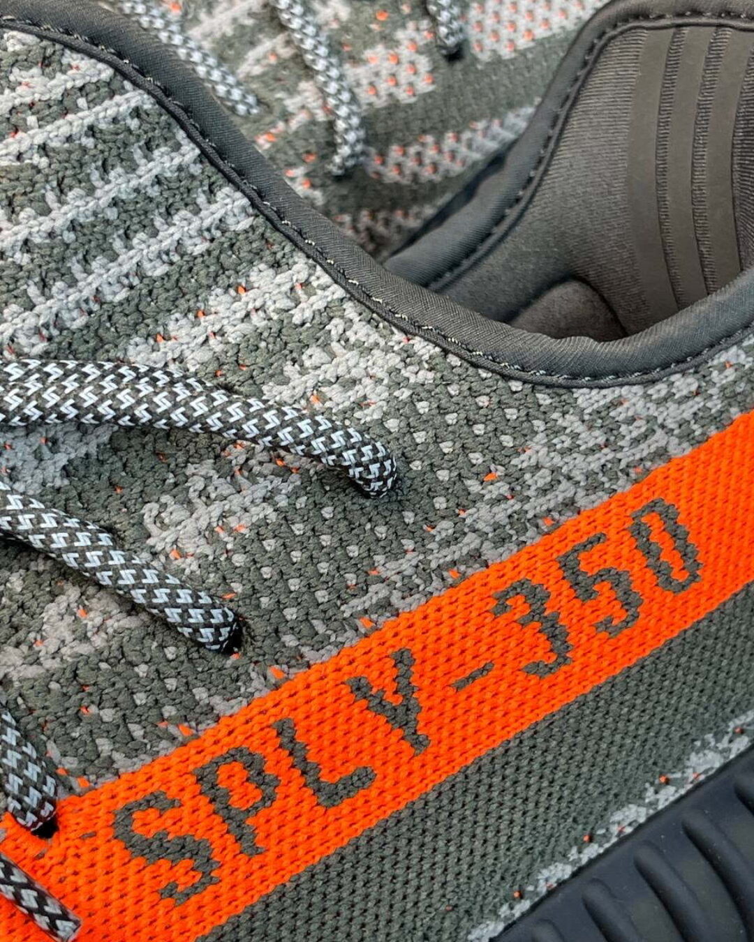 Yeezy Boost 350 V2 Carbon Beluga — изображение 5