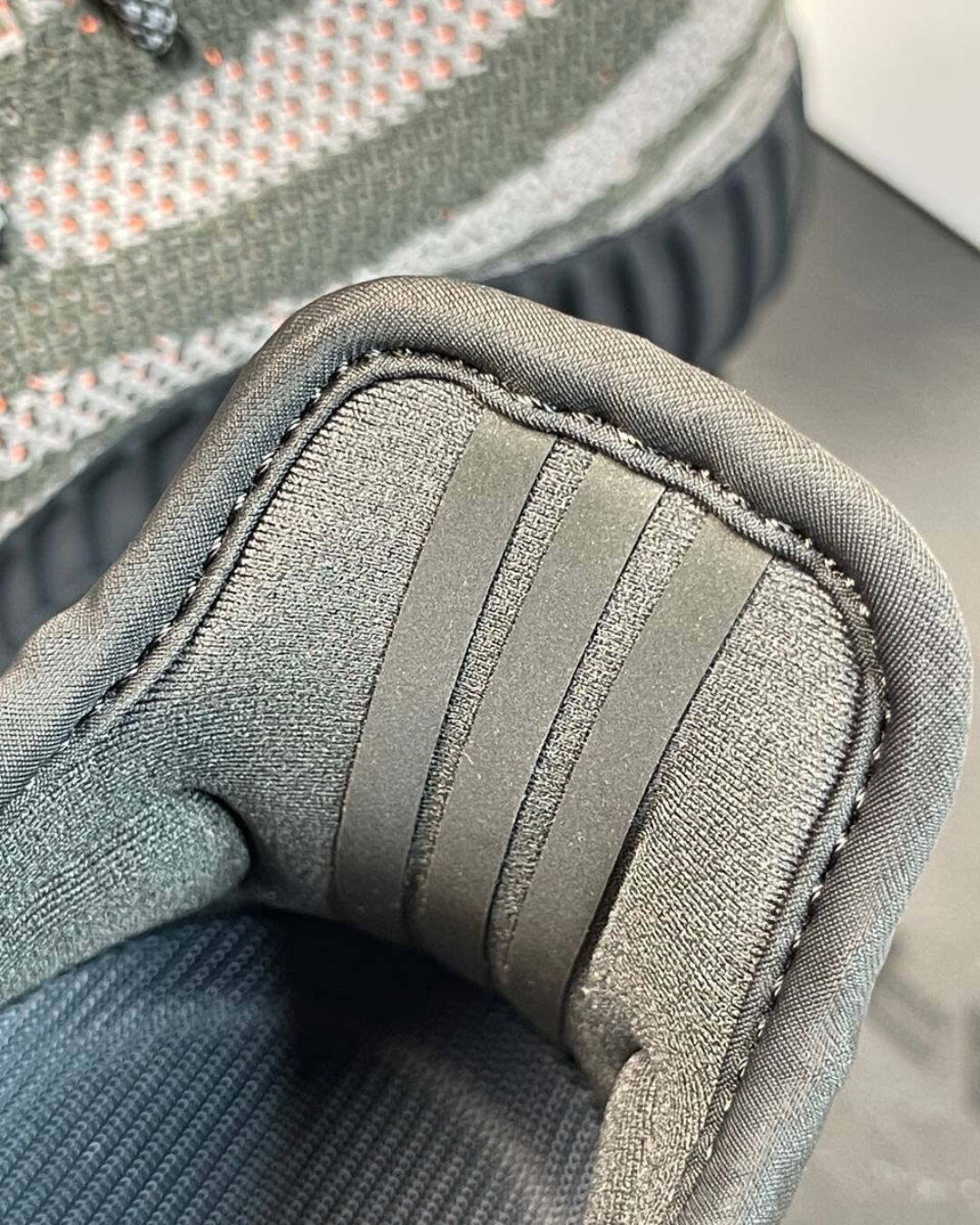 Yeezy Boost 350 V2 Carbon Beluga — изображение 6