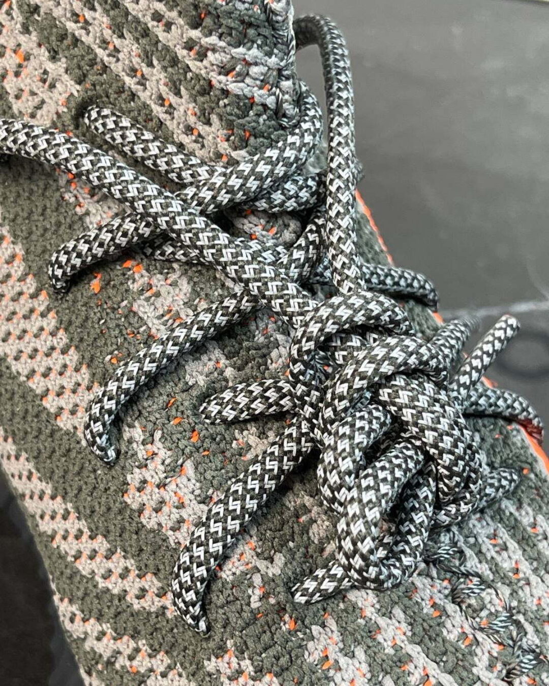 Yeezy Boost 350 V2 Carbon Beluga — изображение 8