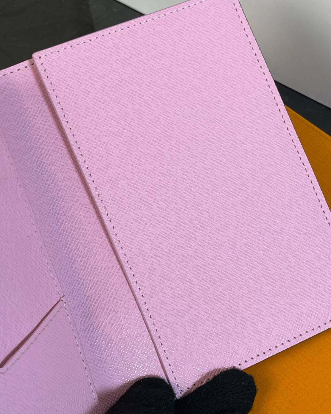 Обложка для паспорта Louis Vuitton — изображение 3