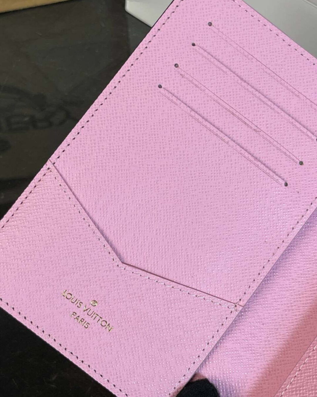 Обложка для паспорта Louis Vuitton — изображение 4