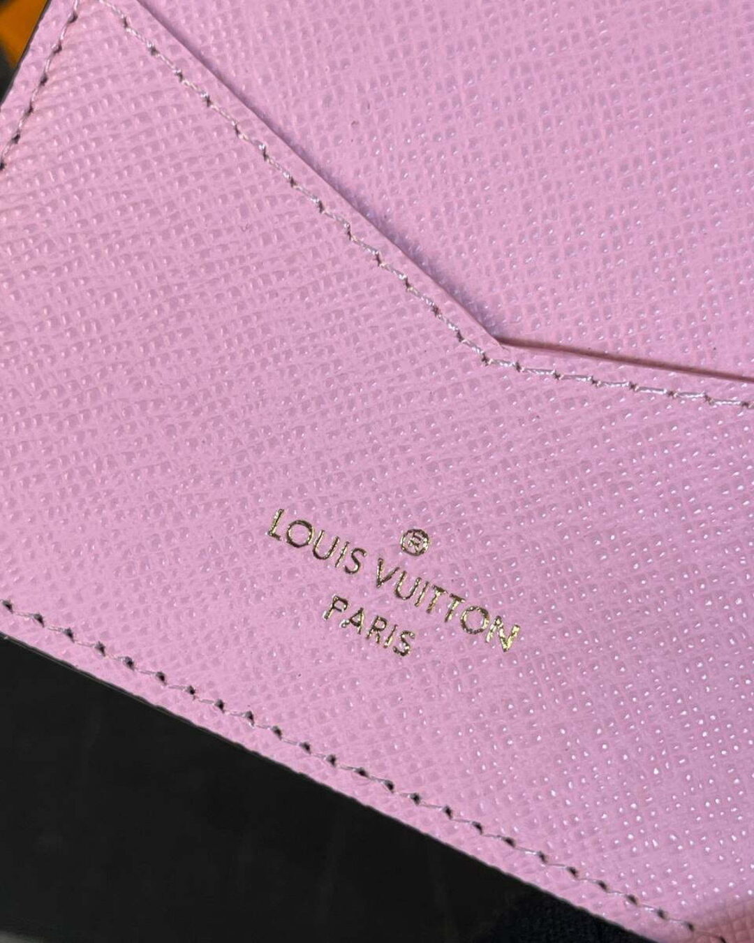 Обложка для паспорта Louis Vuitton — изображение 8