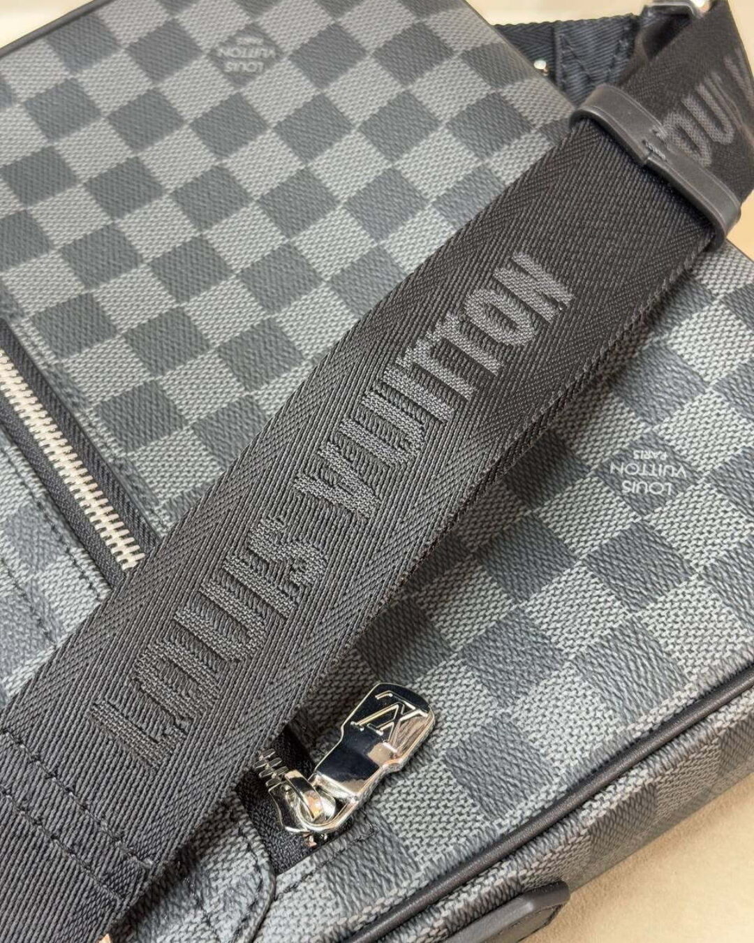 Сумка Louis Vuitton District PM — изображение 8