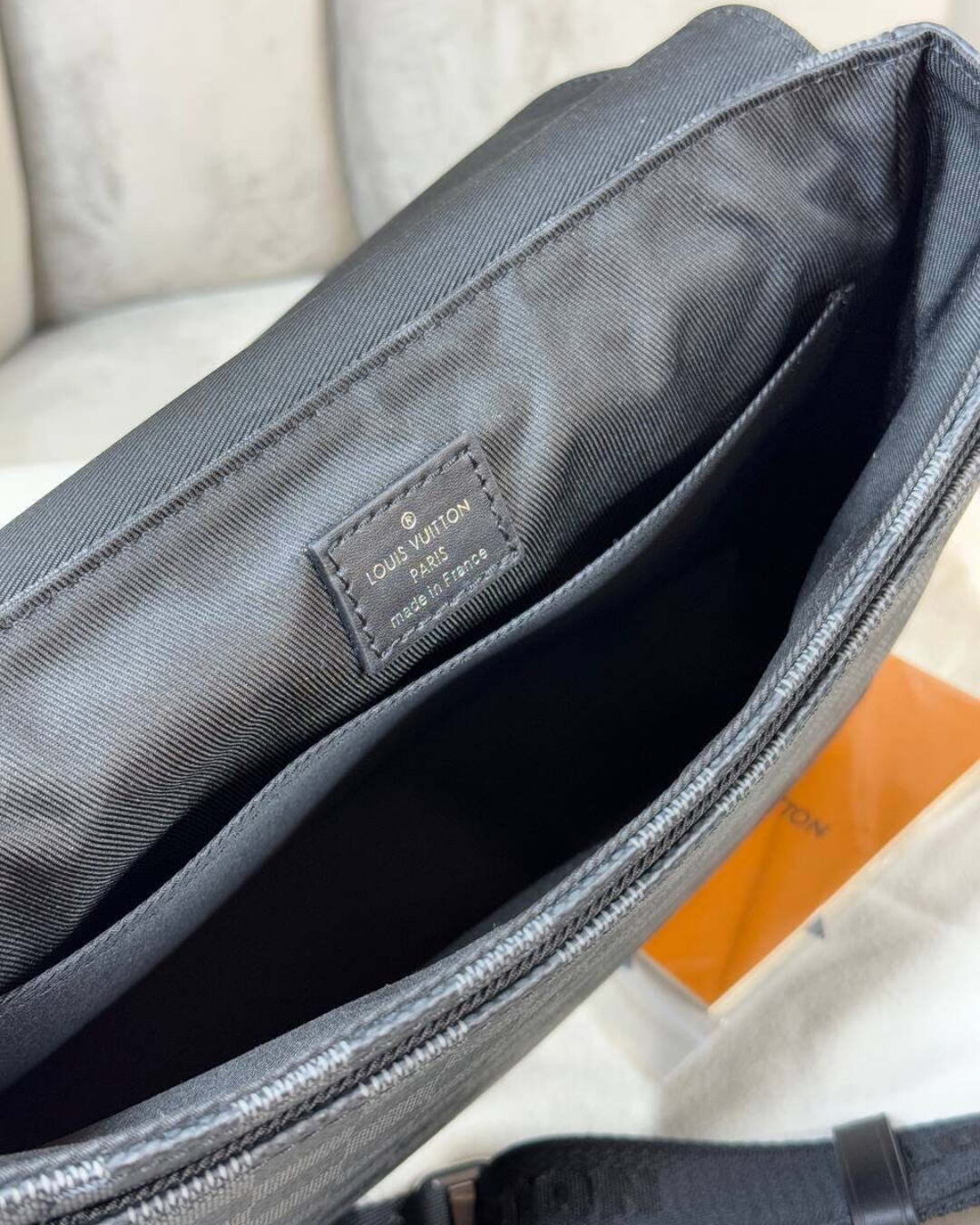 Сумка Louis Vuitton District PM — изображение 9