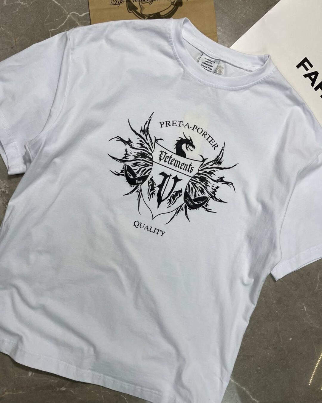 Футболка Vetements Crest — изображение 3