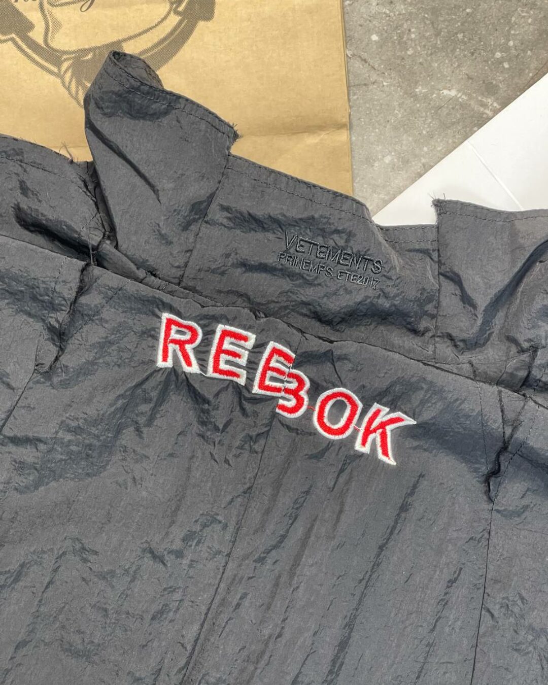 Ветровка Vetements x Reebok — изображение 8