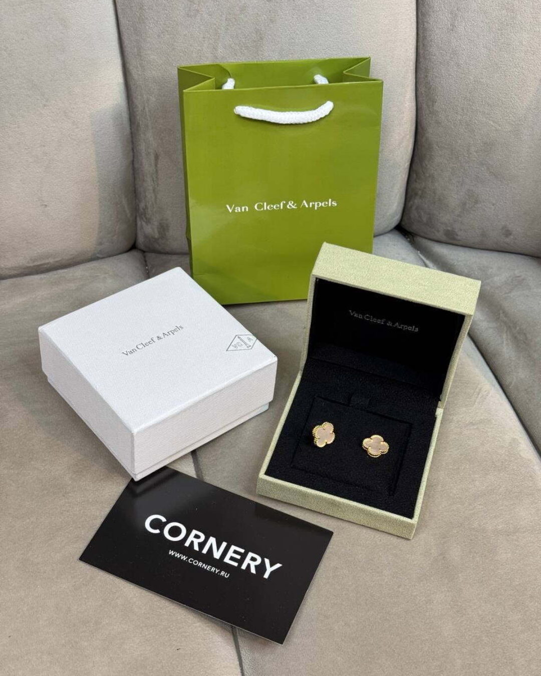 Серьги Van Cleef & Arpels Vintage Alhambra (Rose gold/White) — изображение 5
