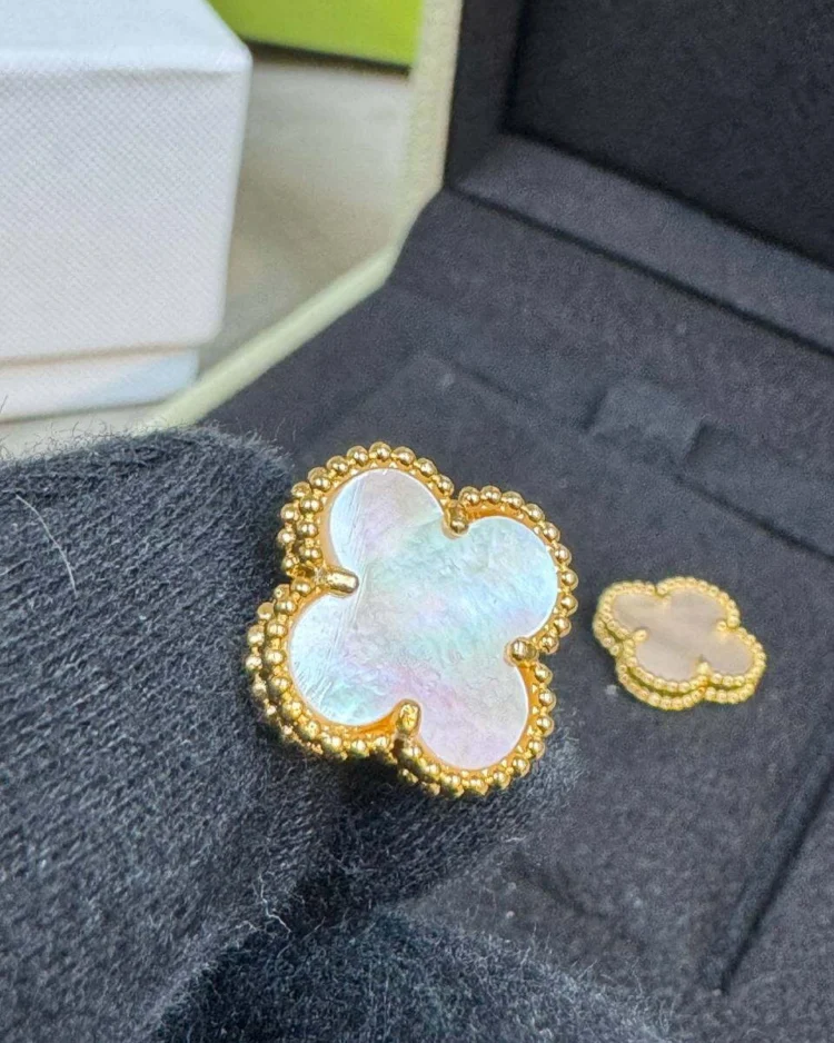 Серьги Van Cleef & Arpels Vintage Alhambra (Rose gold/White) — фото 9