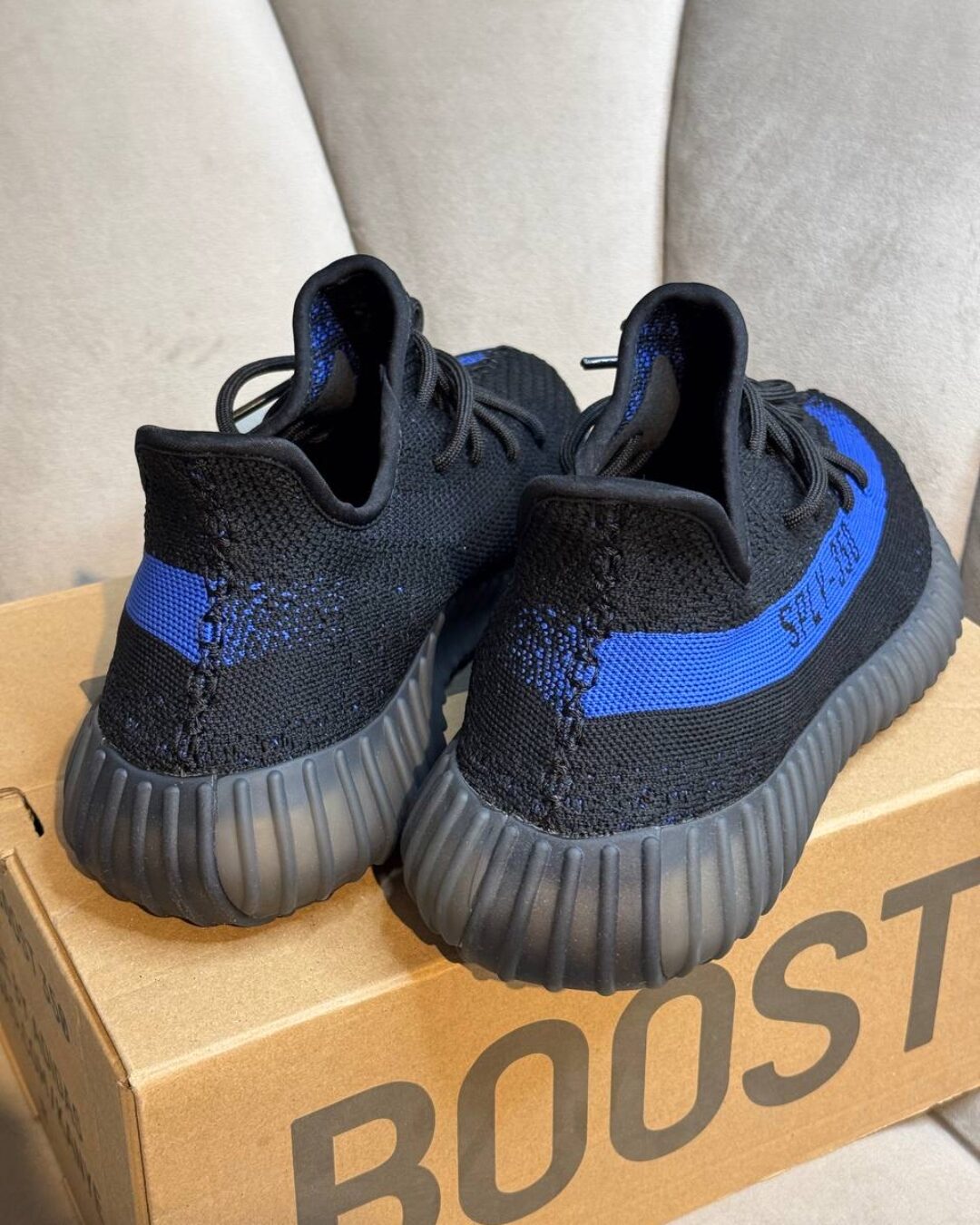 Yeezy 350 V2 Dazzling Blue — изображение 4