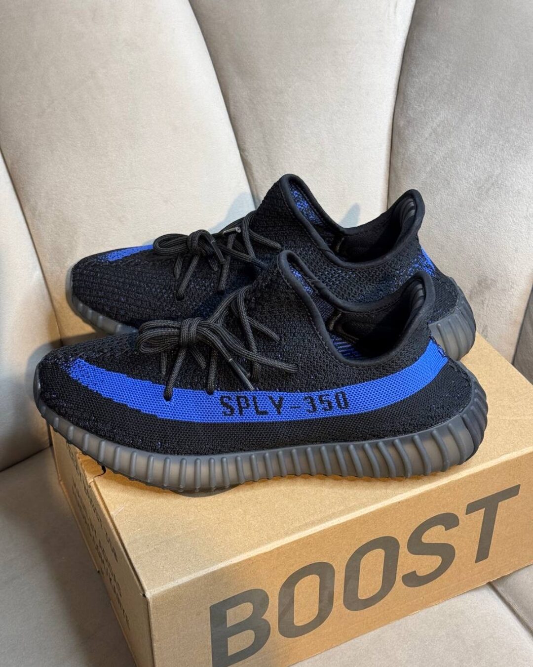 Yeezy 350 V2 Dazzling Blue — изображение 2