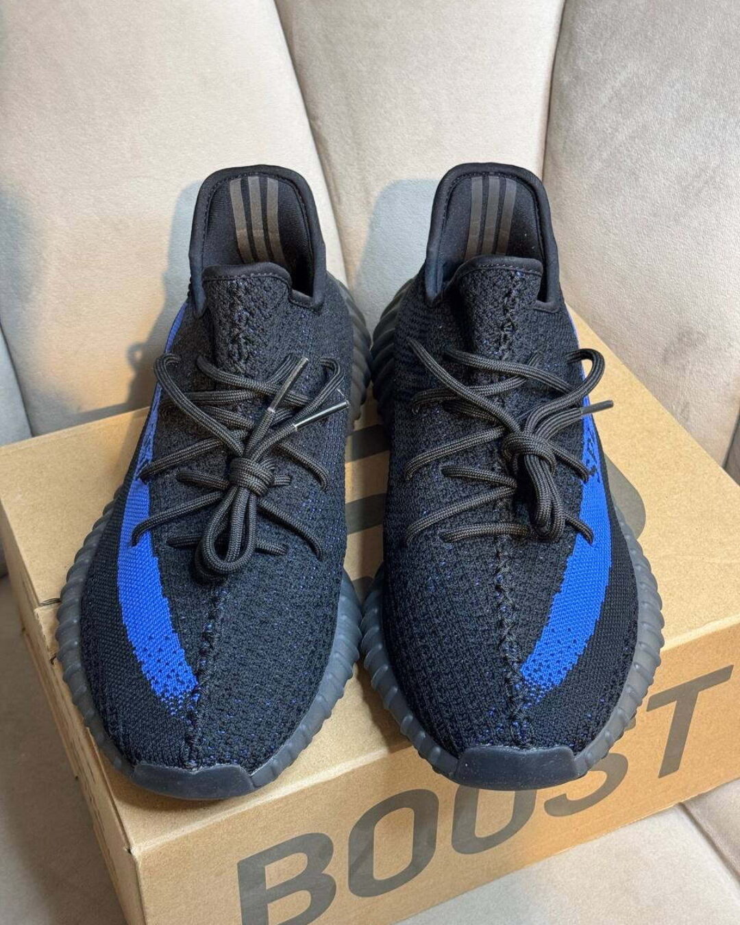 Yeezy 350 V2 Dazzling Blue — изображение 3