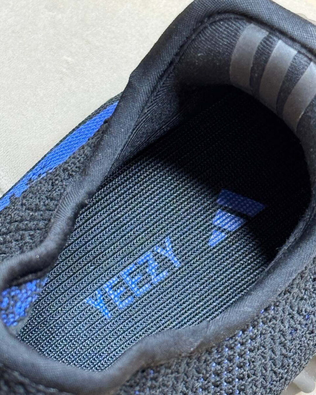 Yeezy 350 V2 Dazzling Blue — изображение 6