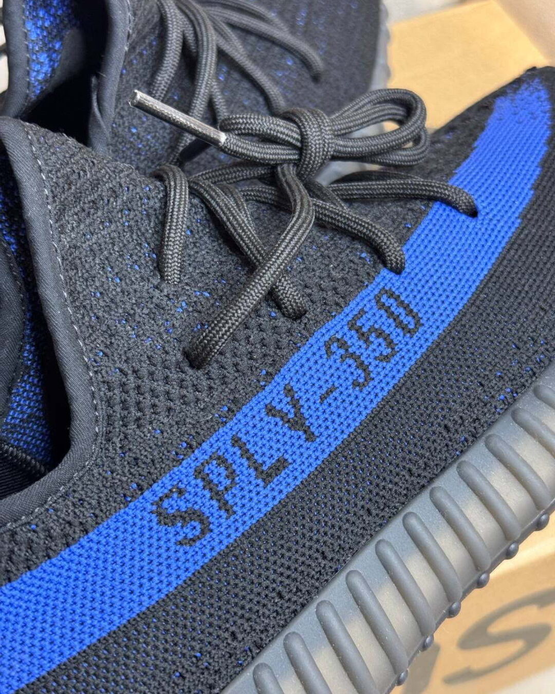 Yeezy 350 V2 Dazzling Blue — изображение 7