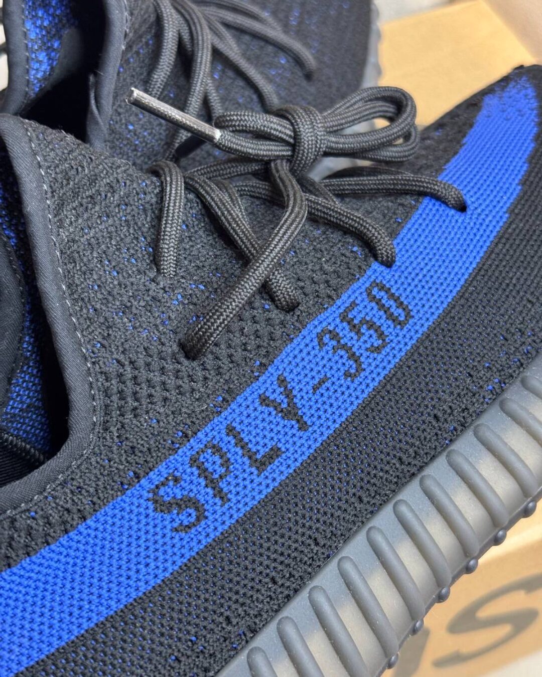 Yeezy 350 V2 Dazzling Blue — изображение 7