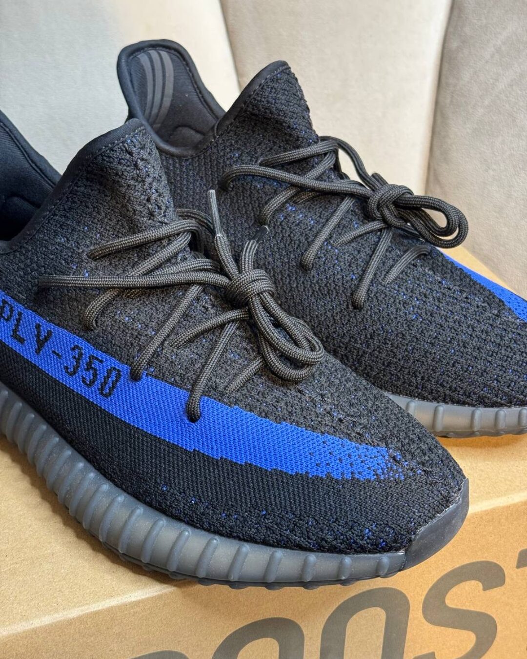 Yeezy 350 V2 Dazzling Blue — изображение 8