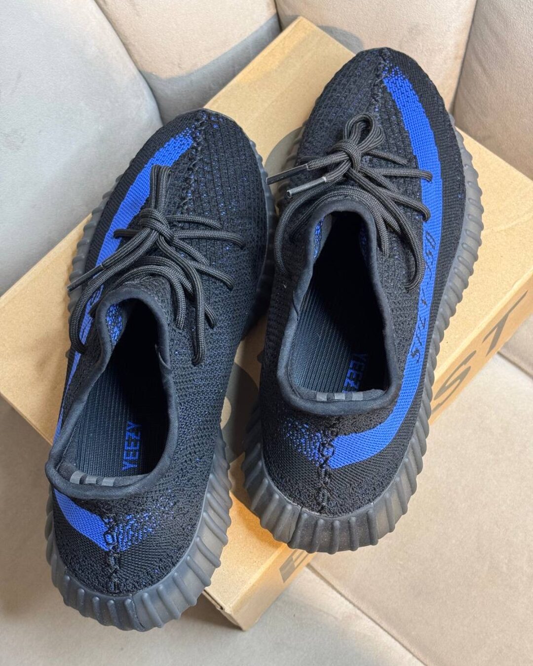 Yeezy 350 V2 Dazzling Blue — изображение 9