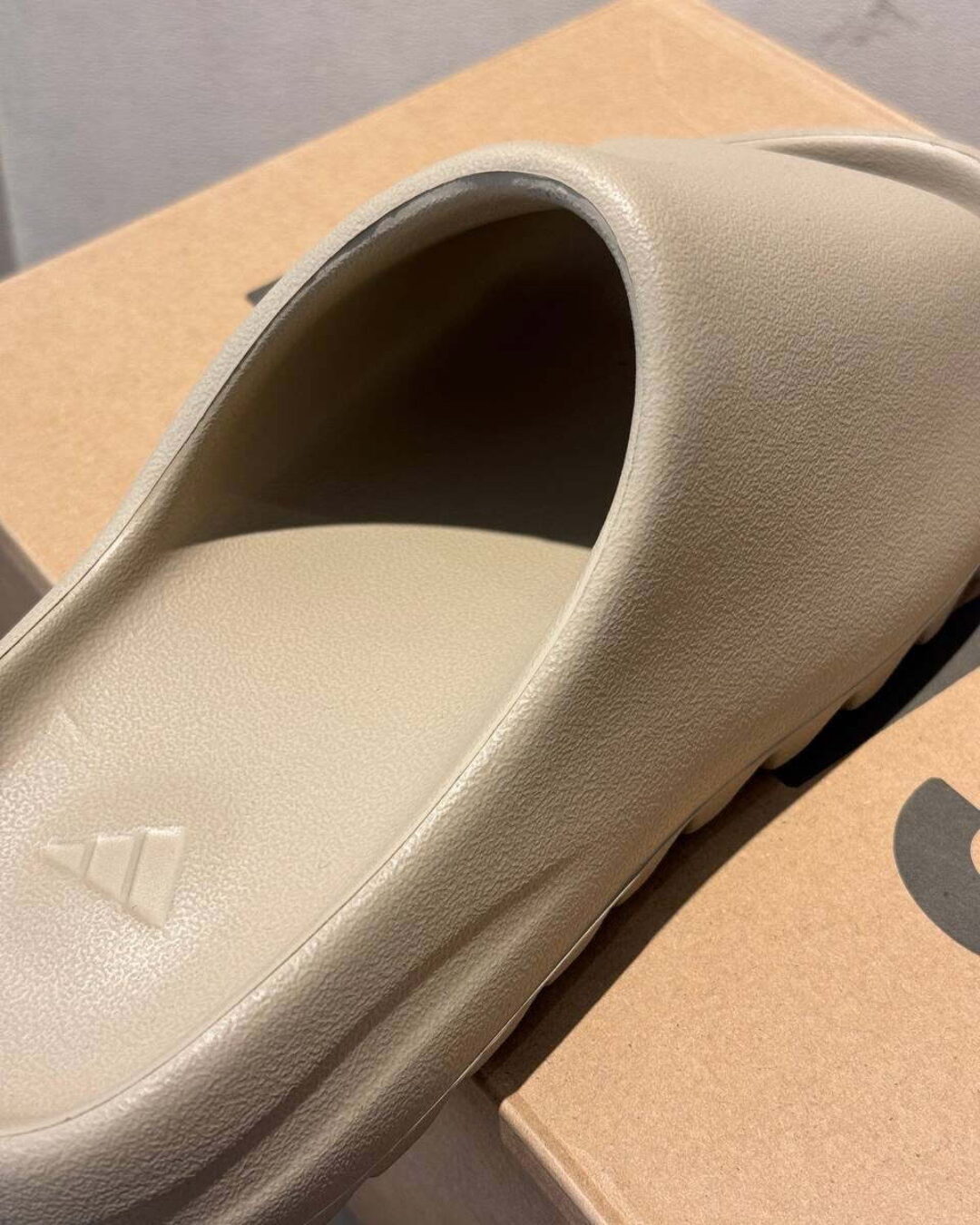 Yeezy Slide "Pure" — изображение 9