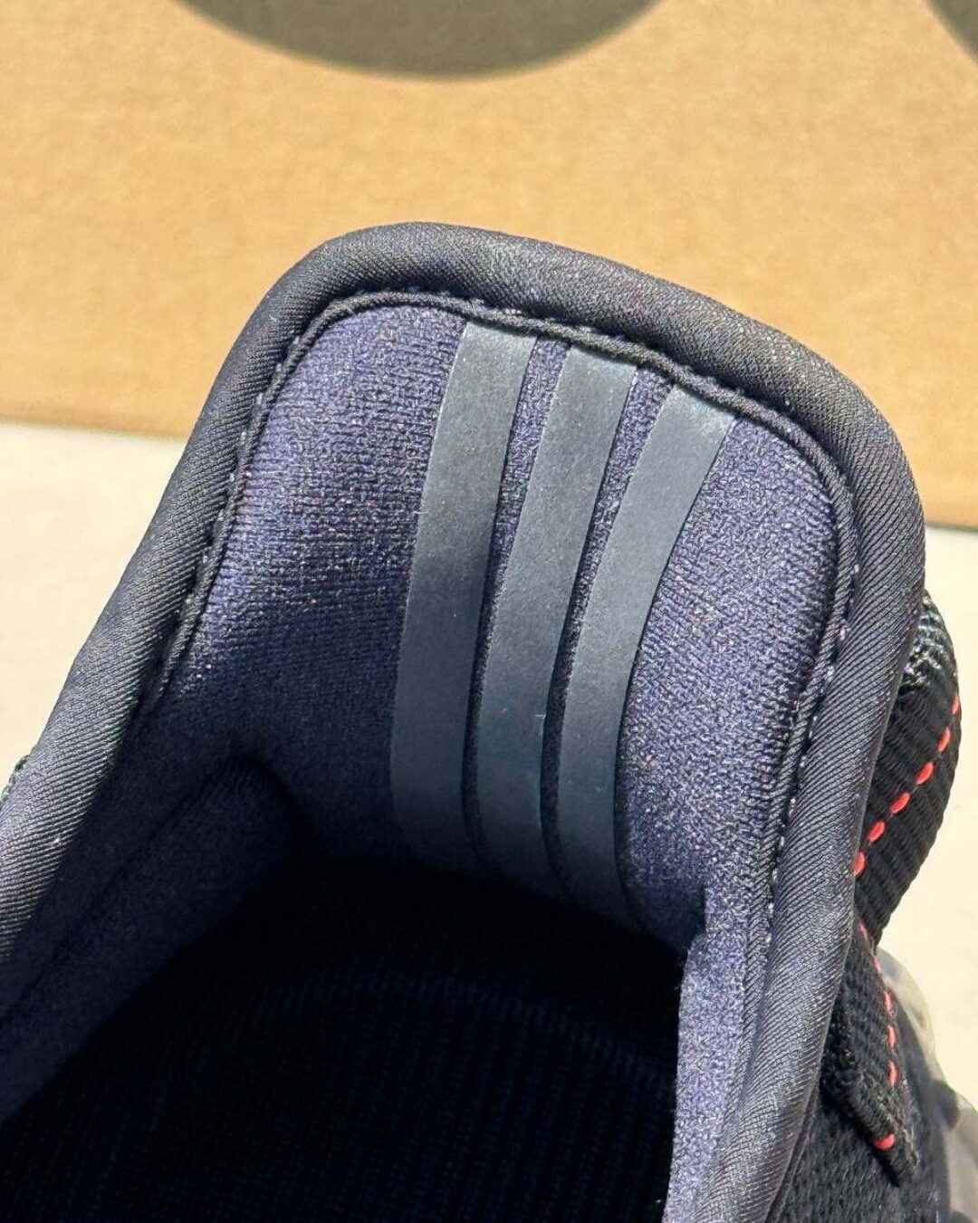 Yeezy 350 V2 Black Red — изображение 4