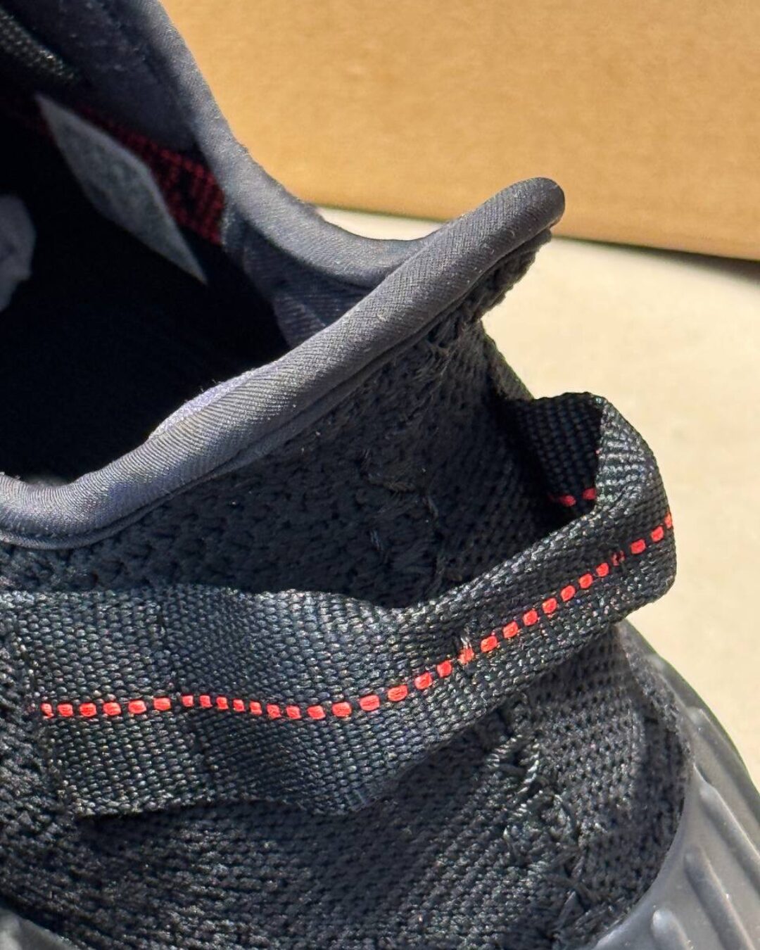 Yeezy 350 V2 Black Red — изображение 5