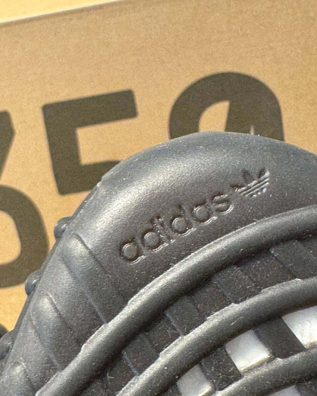 Yeezy 350 V2 Black Red — изображение 8