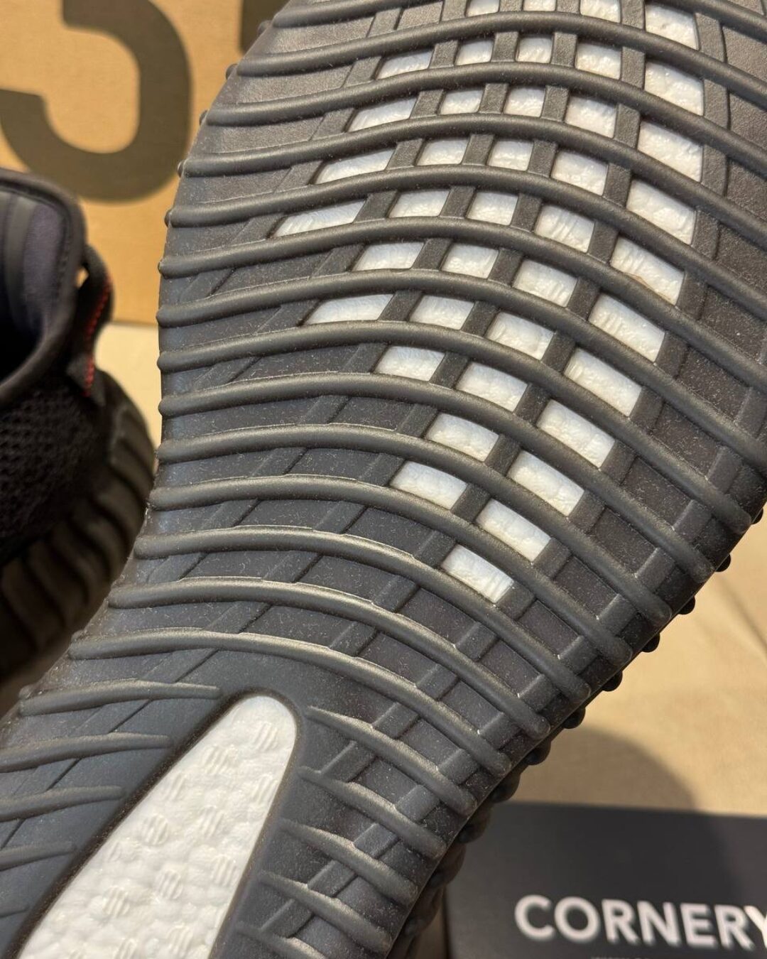 Yeezy 350 V2 Black Red — изображение 9
