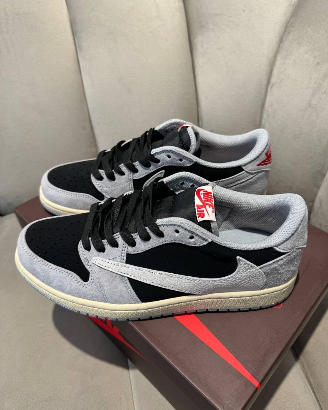 Кеды Travis Scott x Air Jordan 1 Smoke Grey — изображение 2