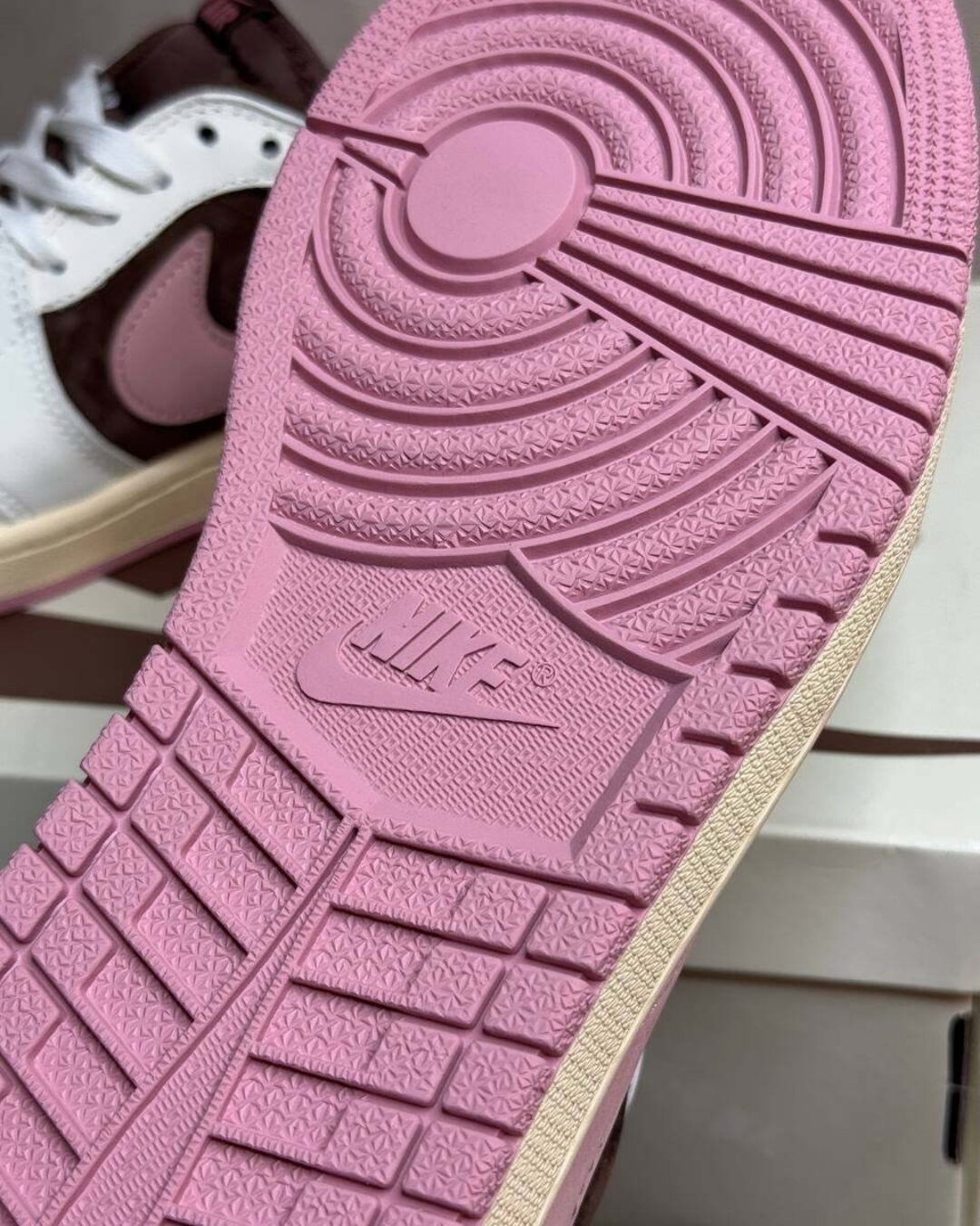 Кеды Travis Scott x Air Jordan 1 Pink Oxford — изображение 8