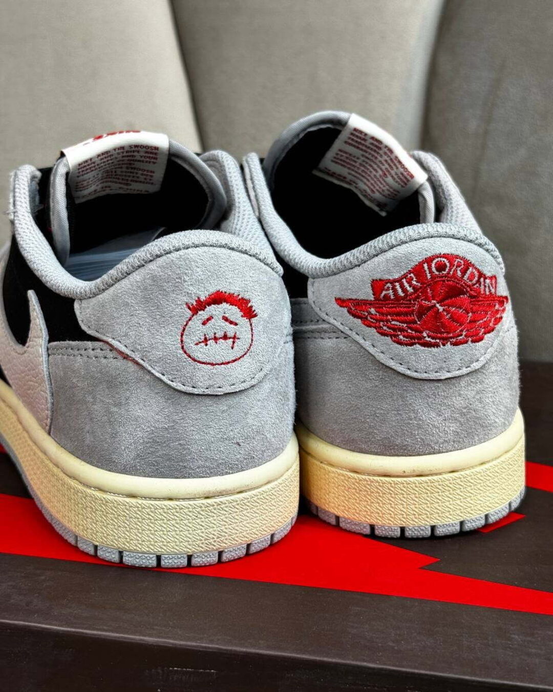 Кеды Travis Scott x Air Jordan 1 Smoke Grey — изображение 2